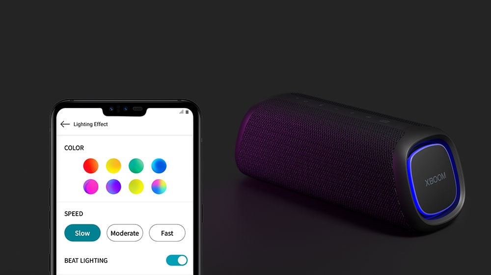 Auf der linken Seite wird die My-Style-Benutzeroberfläche angezeigt. Rechts davon steht der LG XBOOM Go XG7 mit blauer Beleuchtung.