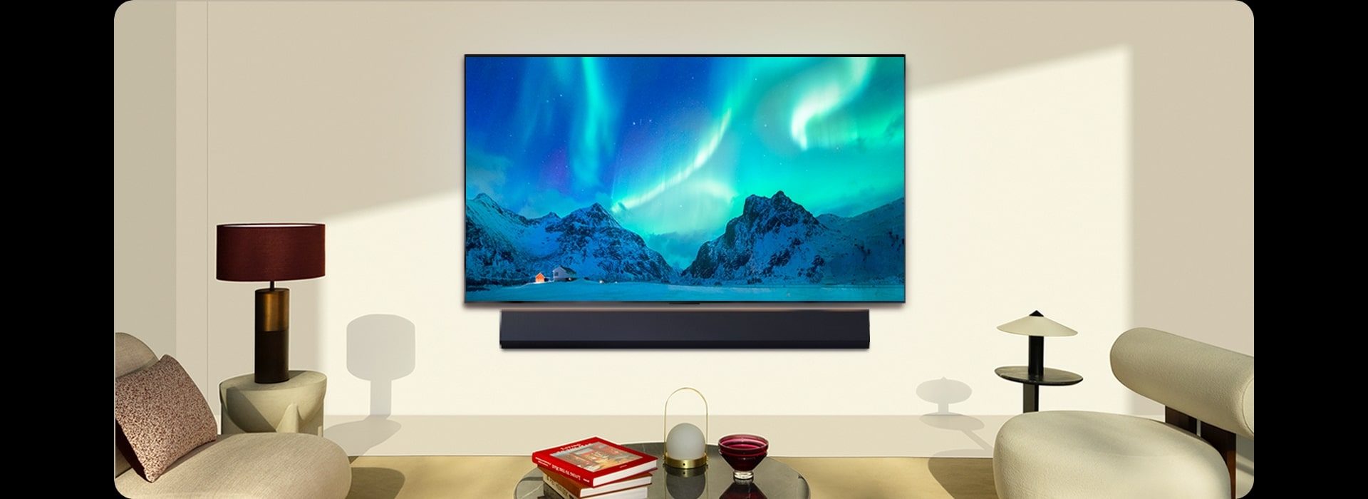 Ein LG OLED TV in einem modernen Wohnraum bei Tag. Das Bild des Polarlichts wird auf dem Bildschirm mit der idealen Helligkeitsstufe angezeigt.	