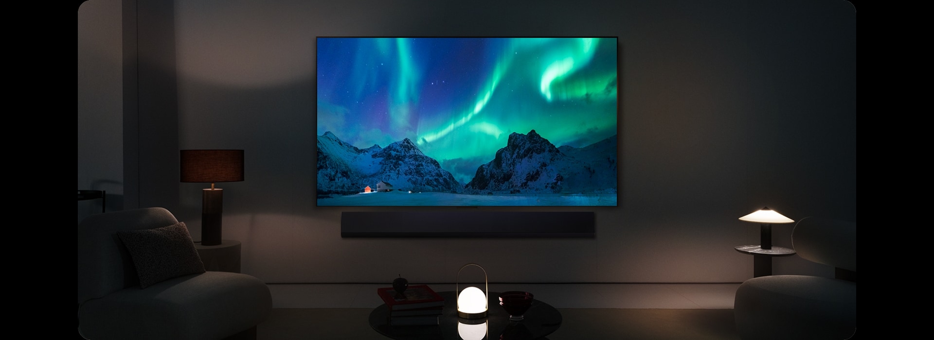 Ein LG OLED TV in einem modernen Wohnraum bei Nacht. Das Bild des Polarlichts wird auf dem Bildschirm mit der idealen Helligkeitsstufe angezeigt.	